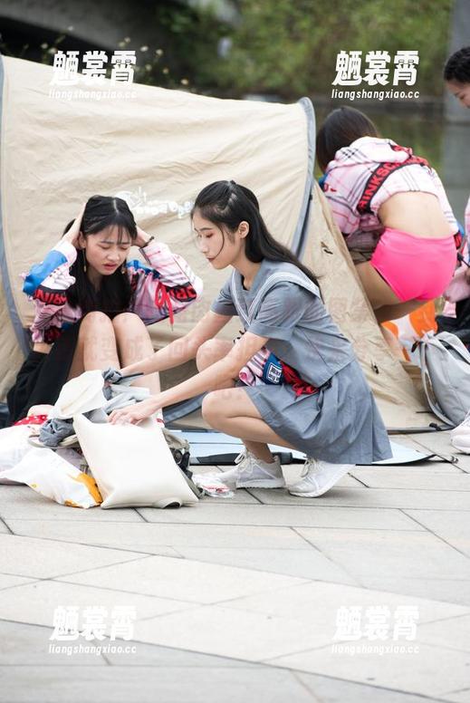 魔镜街拍：短裙肉丝红高跟的图集，一到大街就变成了回头率担当，快来分享一下吧！