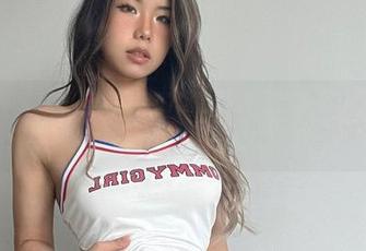 微密圈 – 又是一组黑饱宝的紫色写真，这色调让人觉得迷迷糊糊的。